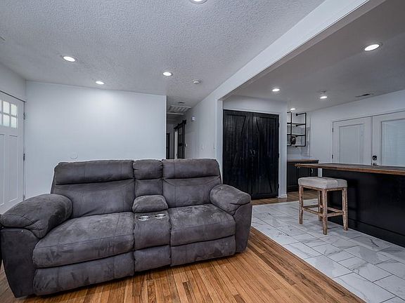 4th image of 618 N 81st Ter