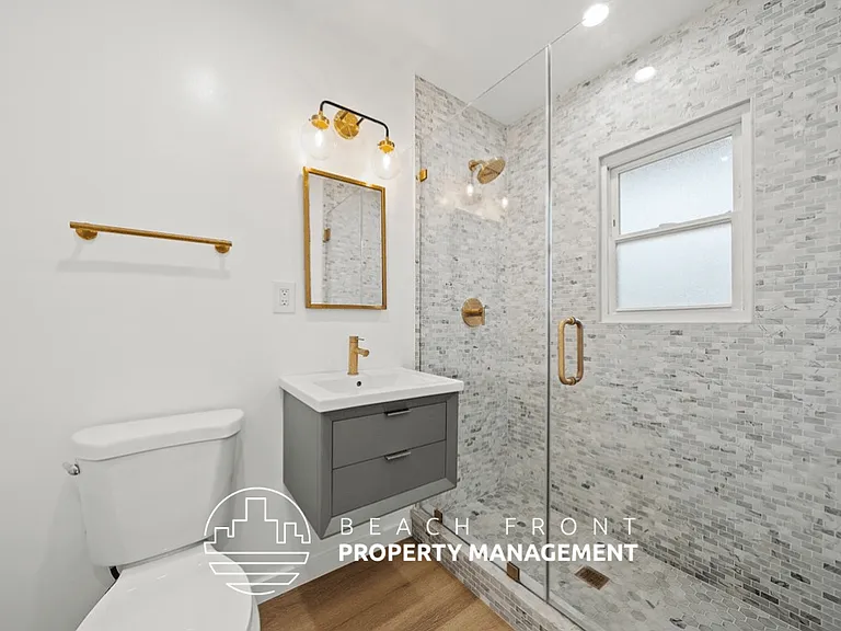 2450 Oak St — Photo 8