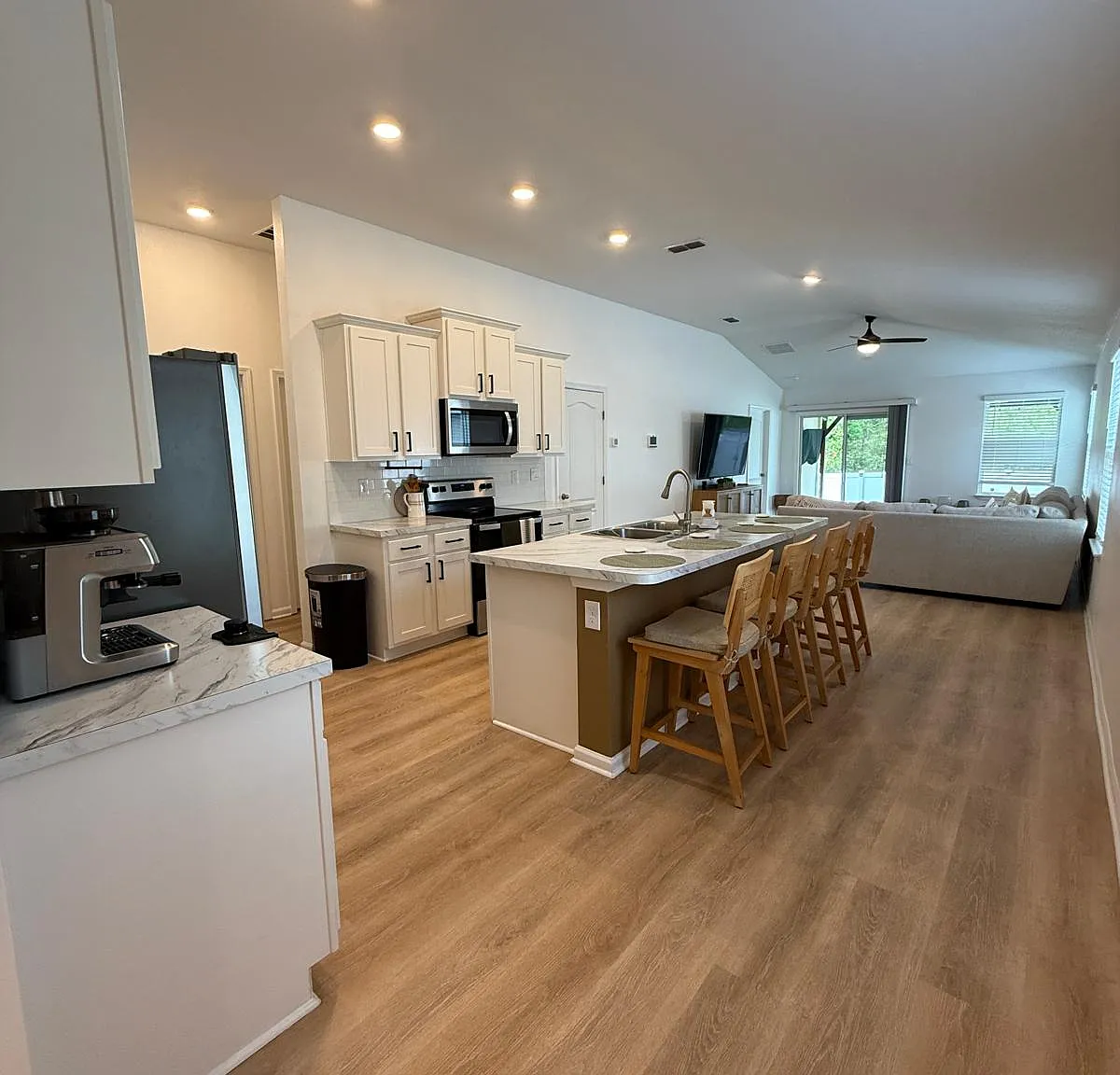 3 bed, 1402 sqft, $2,100 — Photo 4