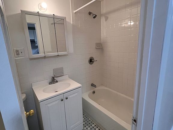 5th image of 156 Willoughby Ave #1