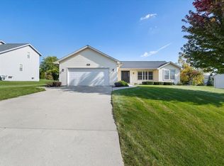 8544 S Breaburn Dr, Oak Creek, WI 53154