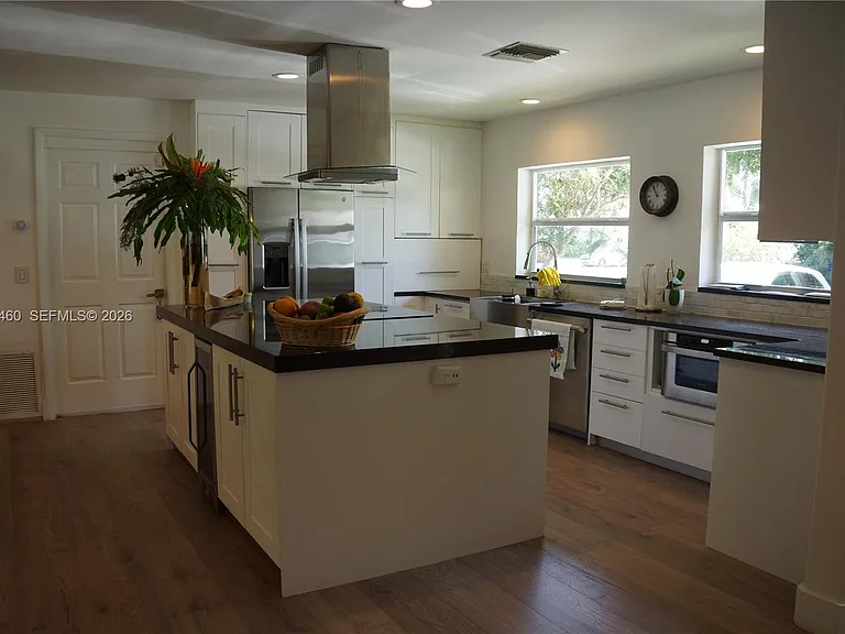 1251 SW 11th Ter — Photo 7