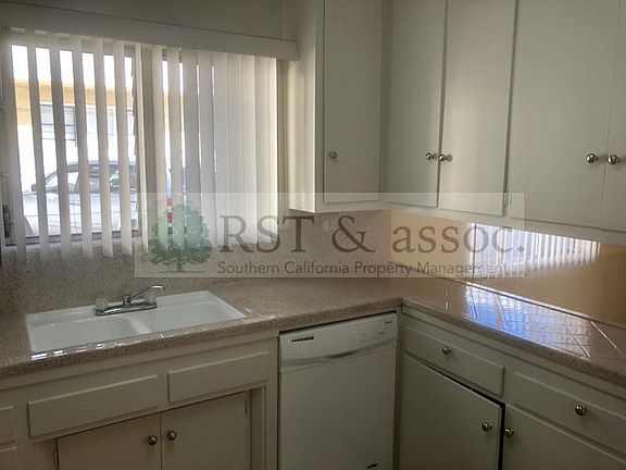 2nd image of 527 S Barrington Ave APT 4