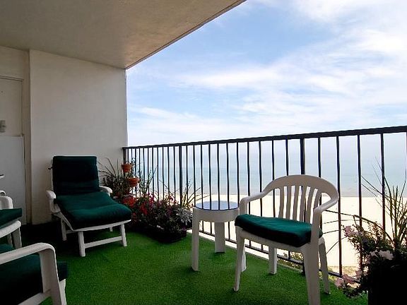 Huge, recessed balcany