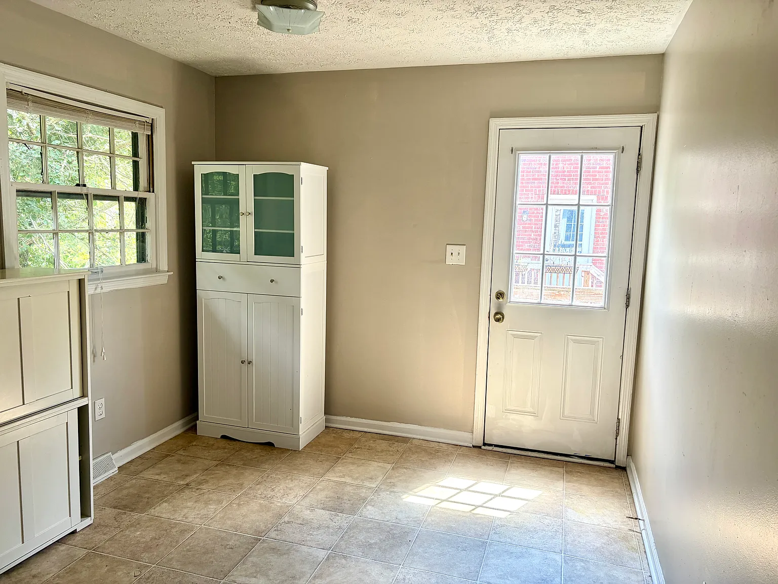 5 bed, 2100 sqft, $1,995 — Photo 3