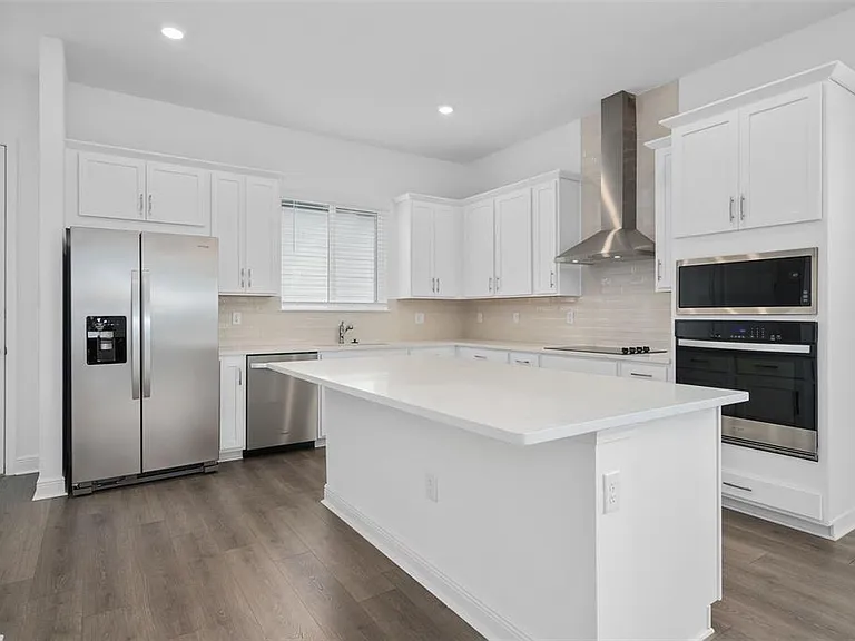 6573 Quest St — Photo 3