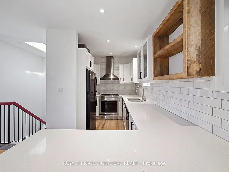 389R Leslie St S #SOUTH — Photo 6
