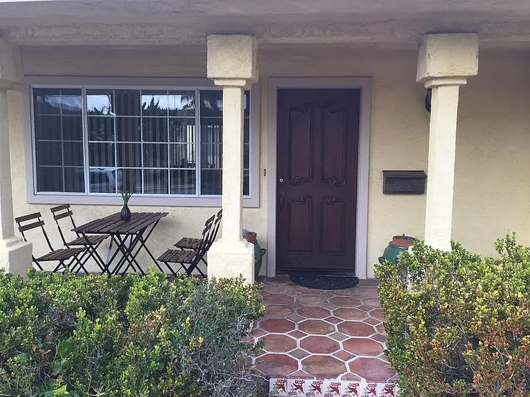 1460 W Oliver Ave — Photo 1