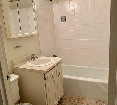 5th image of 2422 N Clark St #308