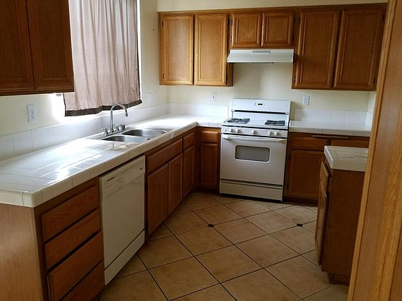 Kitchen, no refrigerator or microwave