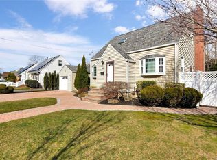 49 Iroquois Pl, Farmingdale, NY 11735