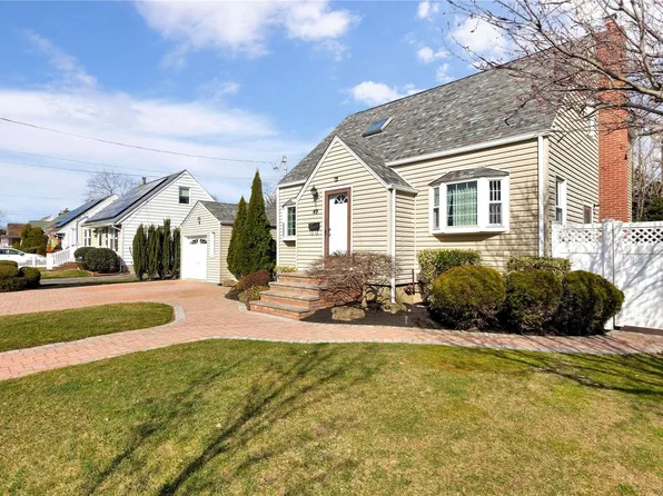 49 Iroquois Place, Farmingdale, NY 11735