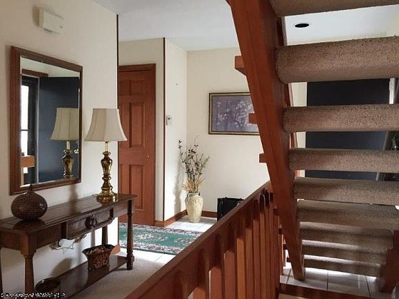 3rd image of 904 Lakeview Est