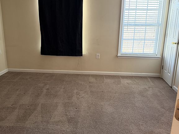 5th image of 22 Litchfield Ln W
