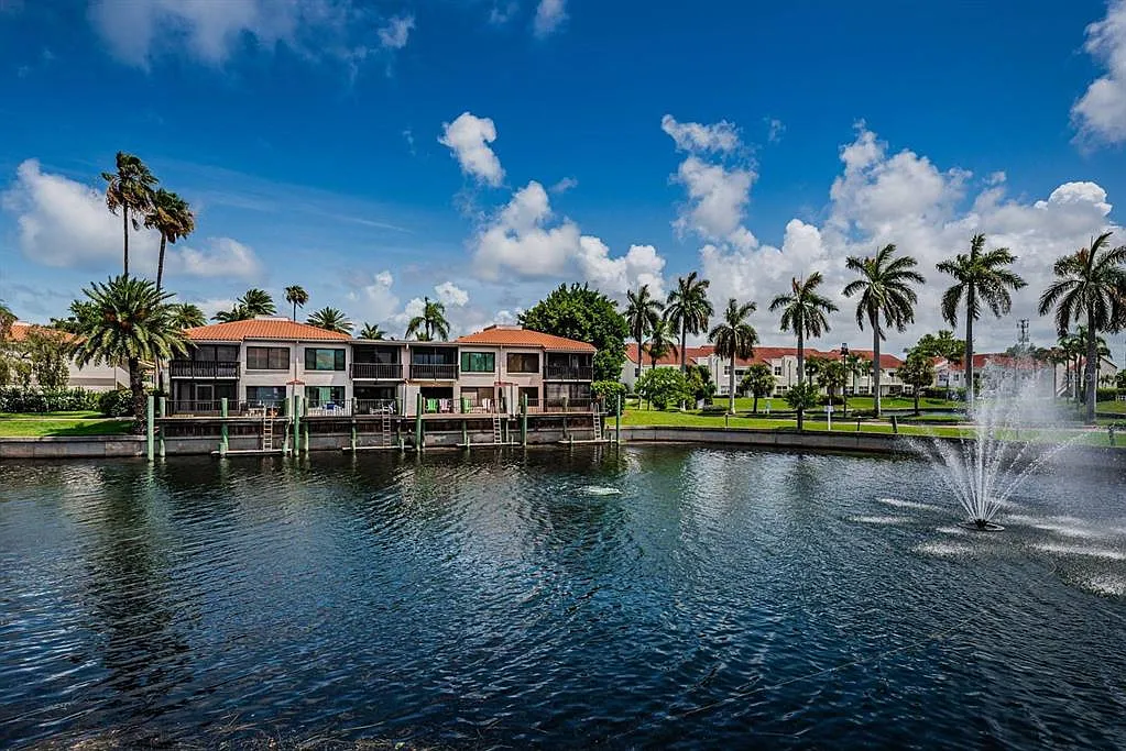 2 bed, 2.0 bath, 945 sqft, $5,790 — Photo 1