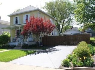 915 Jewett St, Woodstock, IL 60098