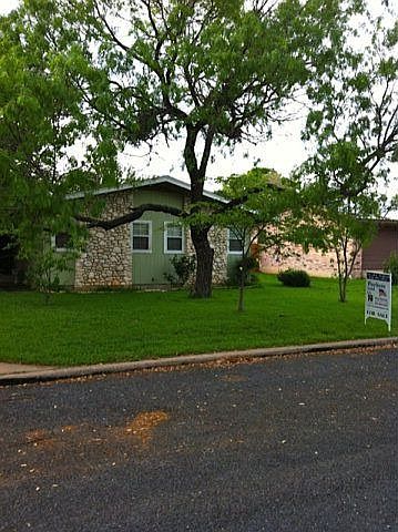 1st image of 704 N Pecan St