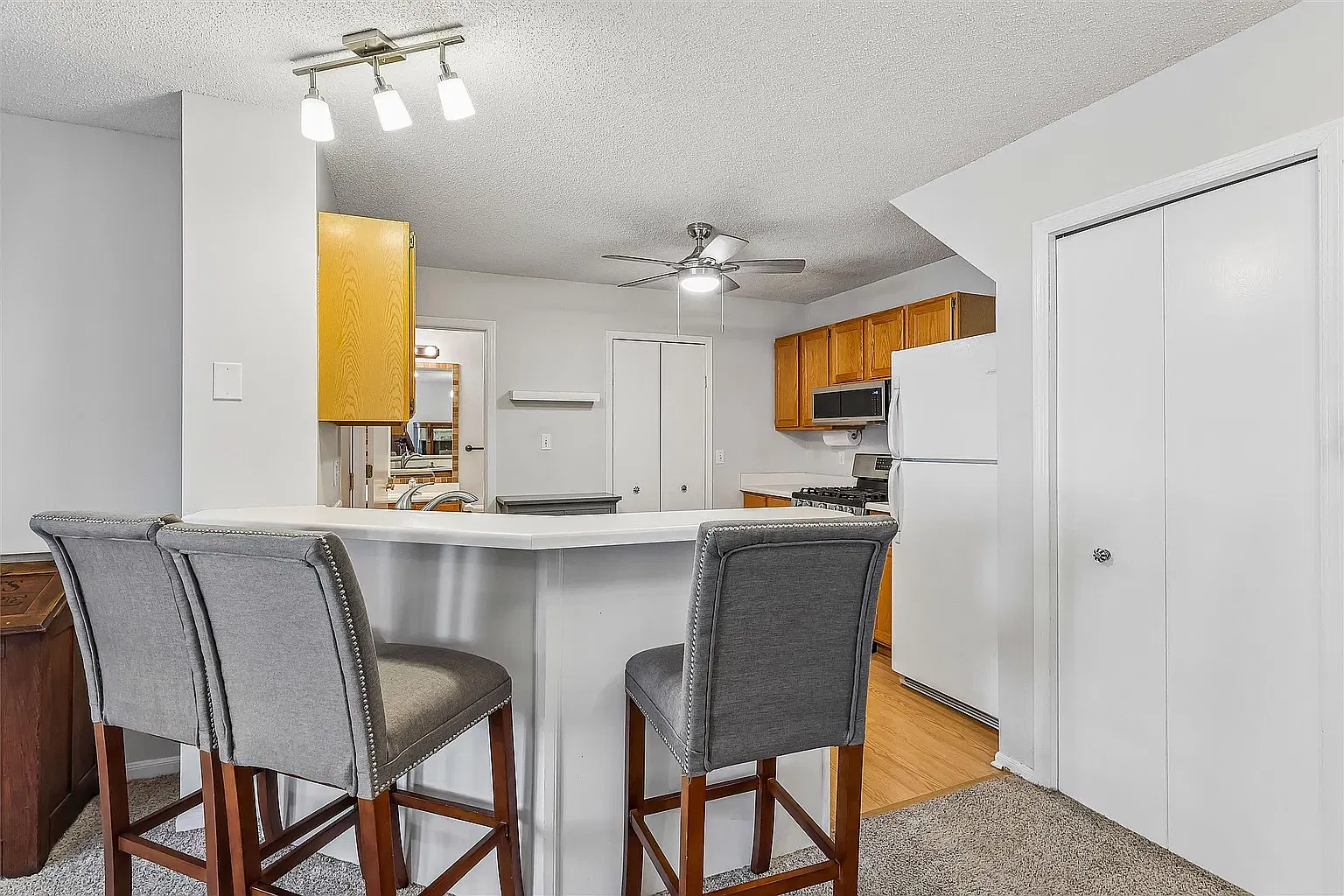 2 bed, 1.5 bath, 1300 sqft, $1,500 — Photo 3