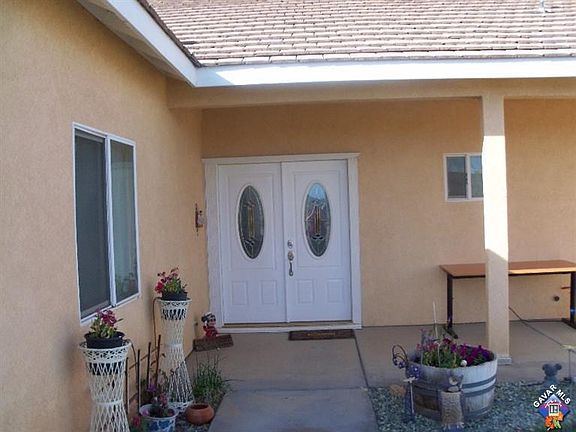 Double door front entry, front patio area, great for entertaining