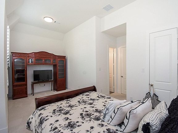 5th image of 6811 Mirabeau Ln