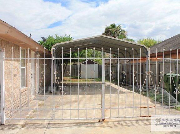 3rd image of 2126 La Pesca St