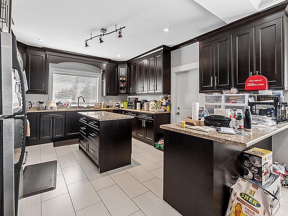 2nd image of 819 Clearbrook Rd