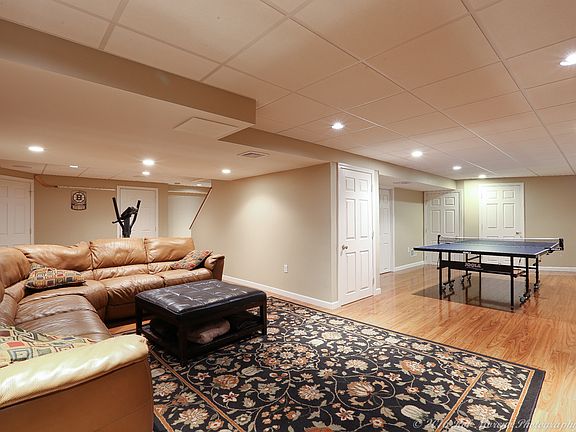 5th image of 35 Beechwood Dr
