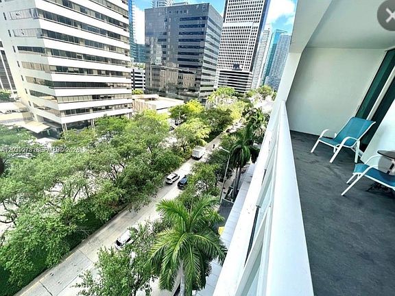 5th image of 951 Brickell Ave APT 709