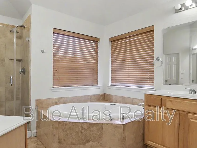 4905 Canberra Ln — Photo 10