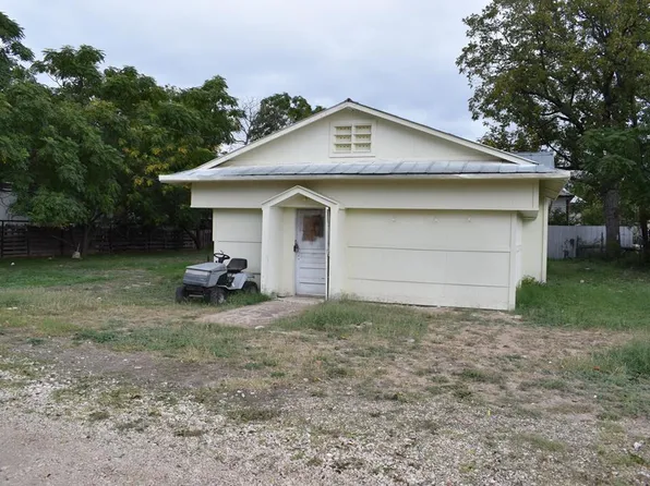 706 S Llano St, Junction, TX 76849