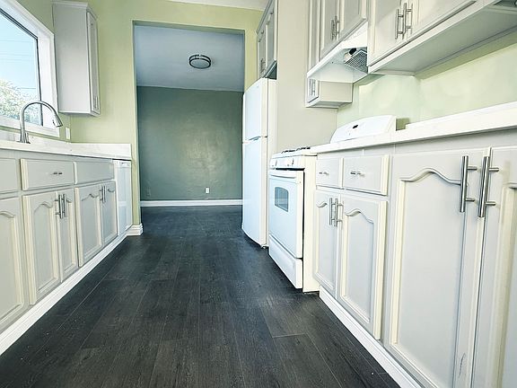 4th image of 18540 Arminta St