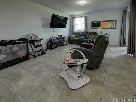 4th image of 1445 SE 26th Ave