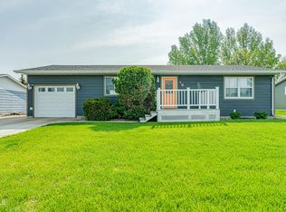 16 Gibbons Dr, Bismarck, ND 58504