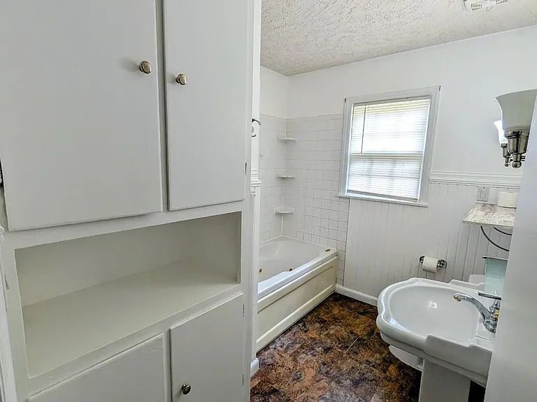 636 W University Ave — Photo 16