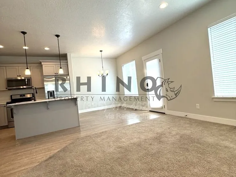 213 W Whitewater Dr — Photo 2