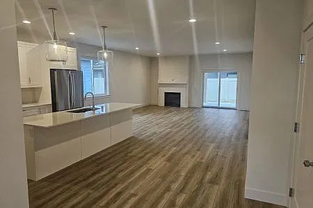 3 bed, 2.0 bath, $2,500 — Photo 2