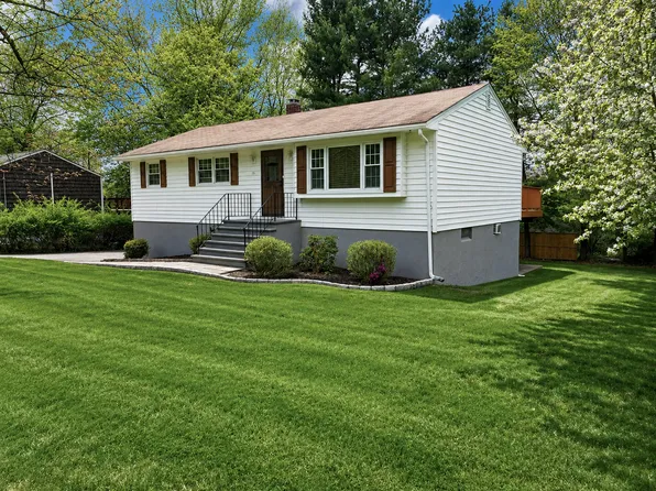 15 Pleasant Dr, Highland Mills, NY 10930