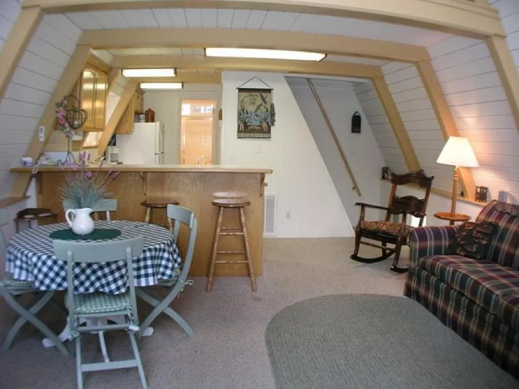 454 Peninsula Dr — Photo 2