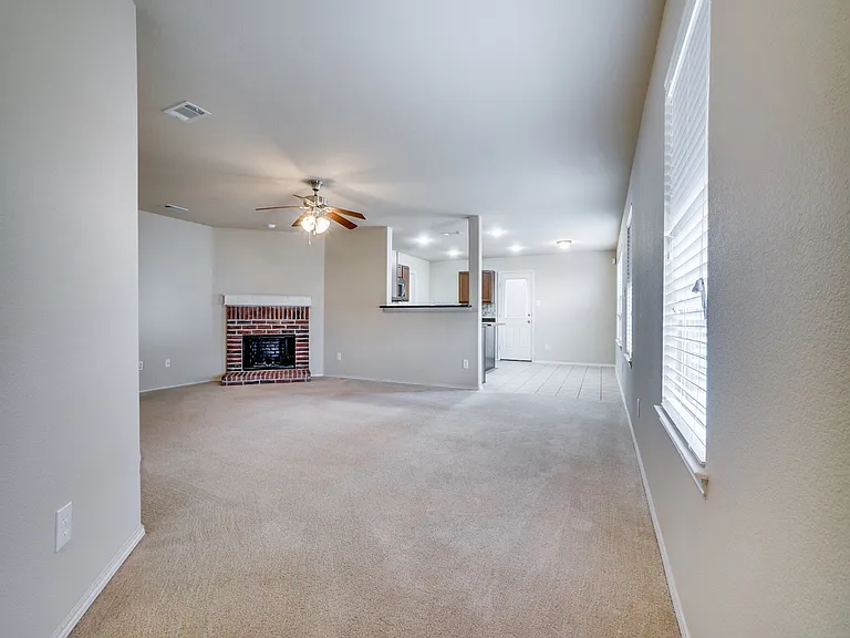 76 Daisy Dr — Photo 2