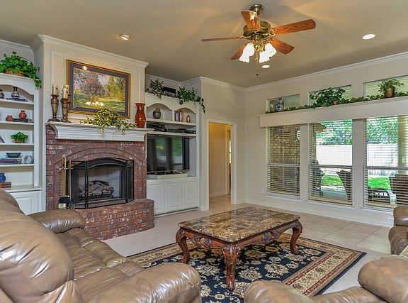 3rd image of 909 Shady Creek Dr