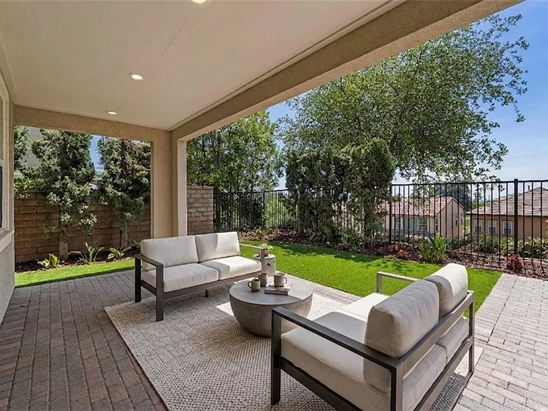 636 E Boxwood Ln — Photo 17
