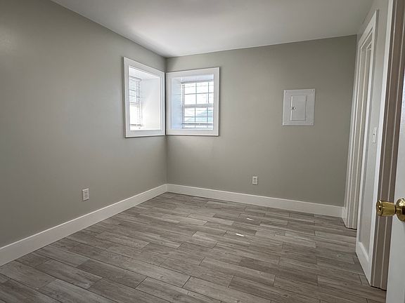 4th image of 905 Riverside Dr APT 4
