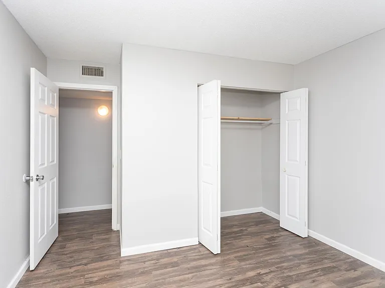 Devonshire Apartments — Photo 13