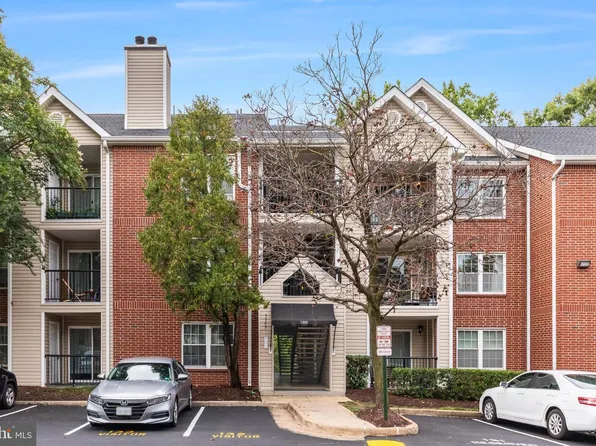 3305 Wyndham Cir APT 354, Alexandria, VA 22302