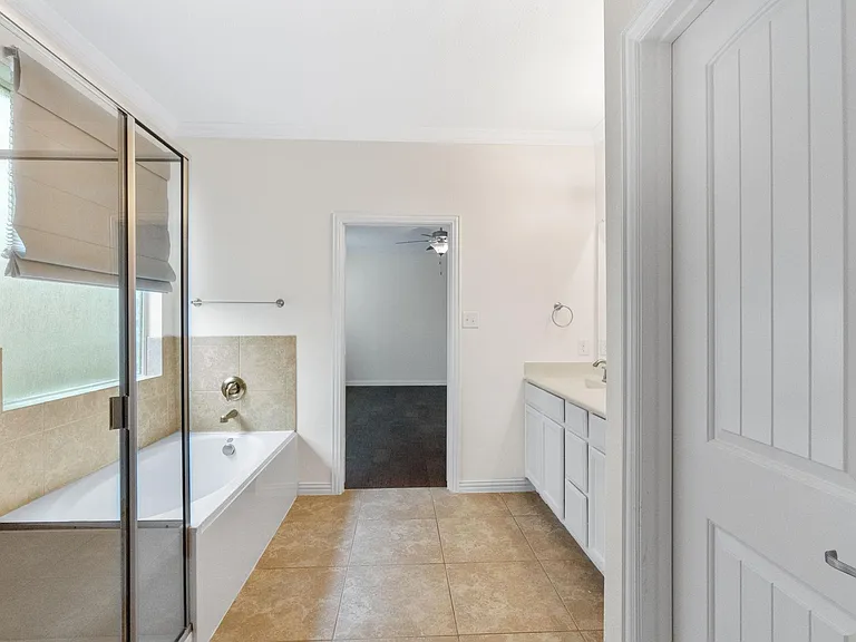 1705 Medina Ln — Photo 16