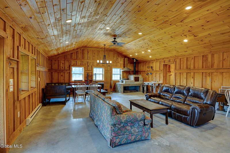4th image of 823 Cheese Hill Road