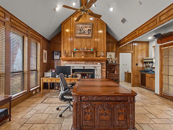 4th image of 2616 Tulip Dr