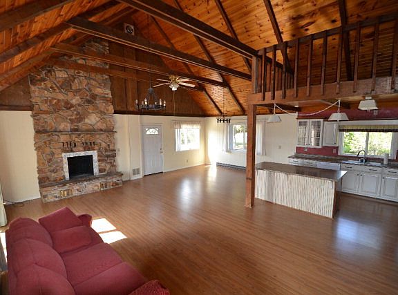 3rd image of 8 Pleasant Acres Dr