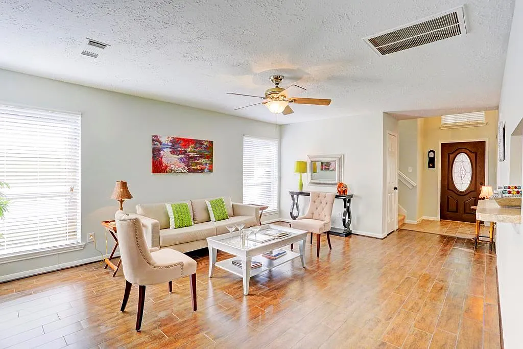 3 bed, 2.5 bath, 1742 sqft, $1,995 — Photo 2
