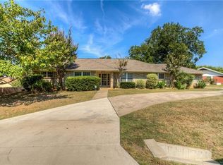 2210 Wildwood Dr, Grand Prairie, TX 75050